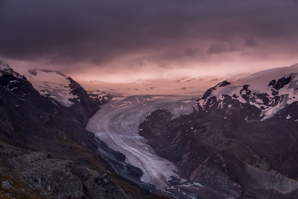 Ledovec Findelglesher zalitý růžovým světlem vycházejícího slunce.