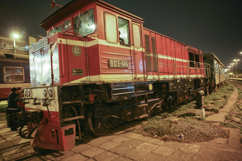 Vlak z ČKD v Hanoji na nádraží.