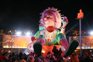 Při nočním průvodu jsou karnevalové sochy perfektně nasvíceny!