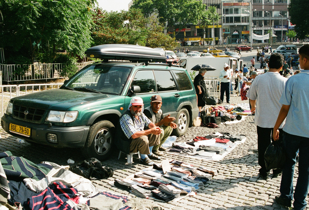 Moje auto zaparkované před Istanbulskou univerzitou se během dne stalo součástí tržiště.