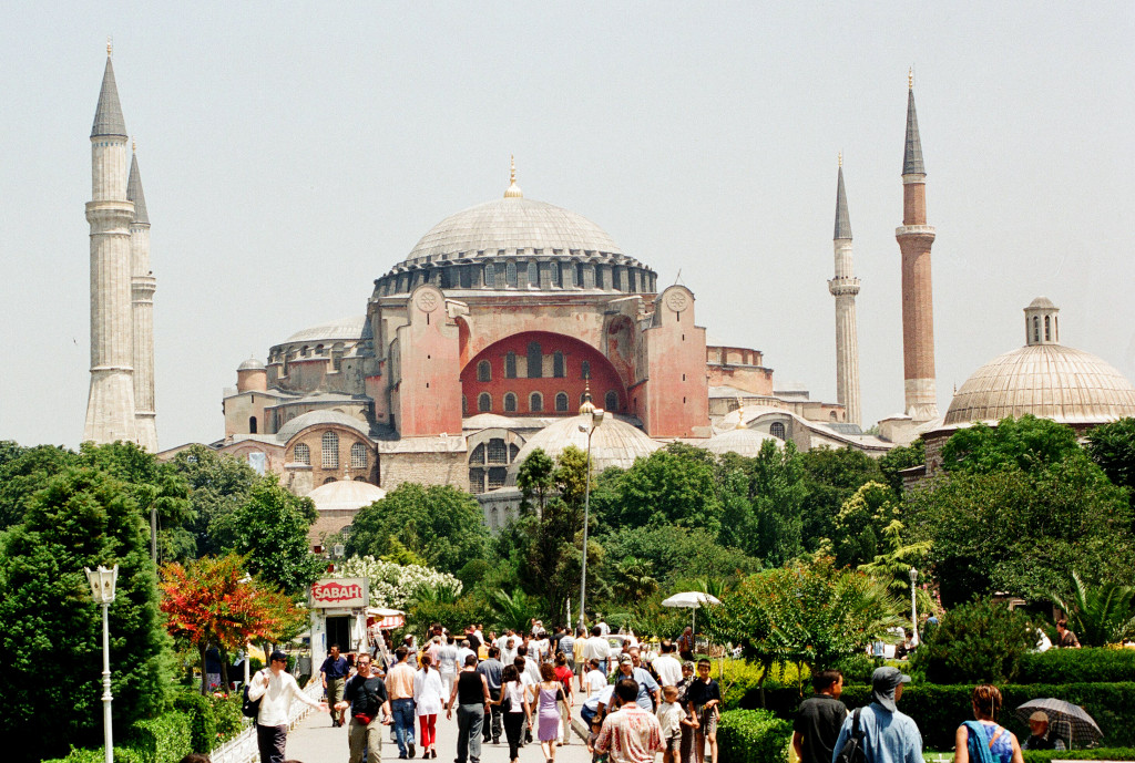 Prodavači čehokoliv jsou v Iastanbulu všude. Ale památky, jak je Hagia Sofia, jsou doslova obleženy prodejci.
