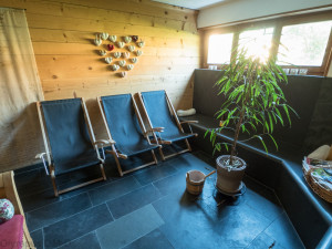 Odpočinek po sauně v příjemném prostředí. 