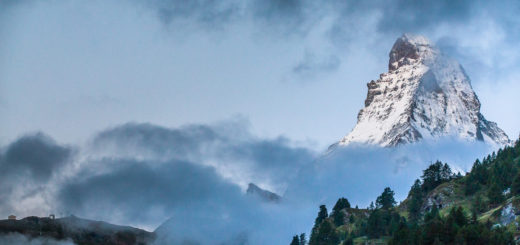 švýcrská hora Matterhorn vychází z mraků.