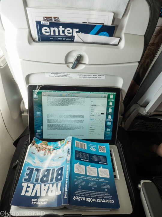 Travel Bible na stolku v letadle. 
