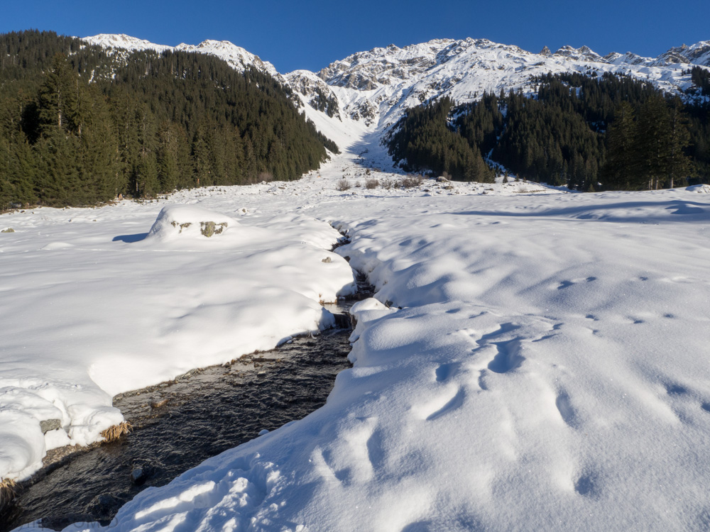 Horský potok v údolí za Klosters.